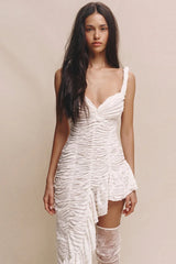 Robe mini plissée à ourlet oblique