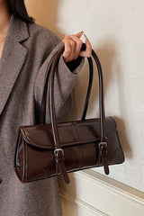 Sac à main long rétro en cuir ciré, élégant, porté épaule ou sous le bras, idéal pour les trajets quotidiens.