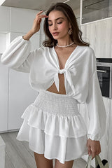 Robe courte blanche à manches longues et nœud sur le devant