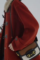 Vêtements d'extérieur rouges vintage de Noël avec col en peau lainée et boutons en corne