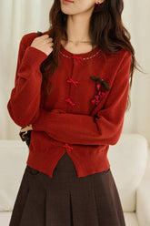 Cardigan de Noël à col rond orné d'une broche rétro