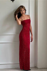 Robe maxi moulante sexy à fines bretelles et découpes en dentelle