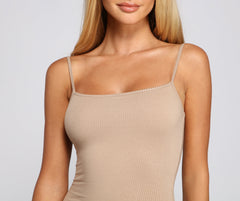 Robe midi élégante sans manches à col carré en maille côtelée