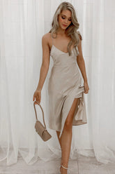 Robe midi en satin à col bénitier Oh What Fun