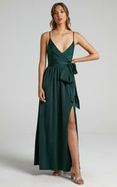 Robe longue asymétrique en satin Limelight - Olive
