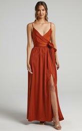 Robe longue asymétrique en satin Limelight - Camel
