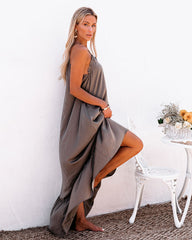 Robe longue Dolly en satin à volants asymétriques - Mochaccino