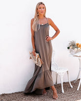 Robe longue Dolly en satin à volants asymétriques - Mochaccino