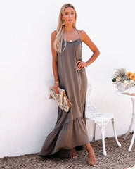 Robe longue Dolly en satin à volants asymétriques - Mochaccino