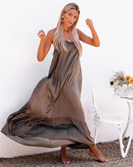 Robe longue Dolly en satin à volants asymétriques - Mochaccino