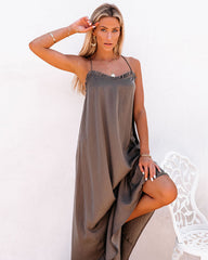 Robe longue Dolly en satin à volants asymétriques - Mochaccino