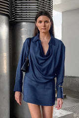 Robe courte asymétrique en satin bleu