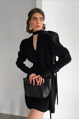 Robe courte noire à col V et manches bouffantes