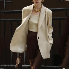 Blazer matelassé décontracté, ample et confortable, idéal pour les trajets domicile-travail. Élégant et confortable.