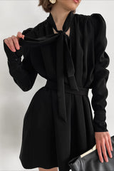 Robe courte noire à col V et manches bouffantes