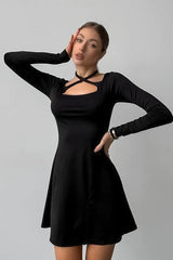 Robe courte noire en maille à col carré