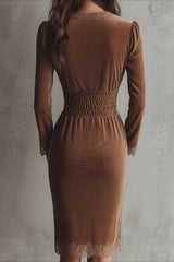 Robe en velours à manches longues et à volants, cintrée à la taille