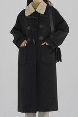 Vêtements d'extérieur rouges vintage de Noël avec col en peau lainée et boutons en corne