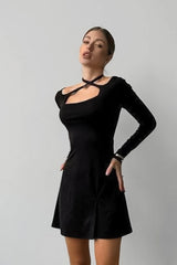 Robe courte noire en maille à col carré