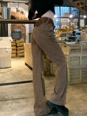 Jean marron vintage légèrement évasé, coupe ample et fluide, taille haute