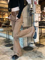 Jean marron vintage légèrement évasé, coupe ample et fluide, taille haute