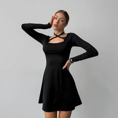 Robe noire cintrée en maille, col carré, laçage, fente pour bureau