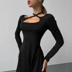 Robe noire cintrée en maille, col carré, laçage, fente pour bureau