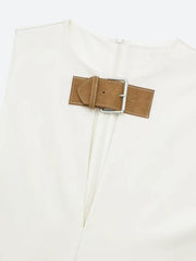 Robe courte à décolleté plongeant et ceinture