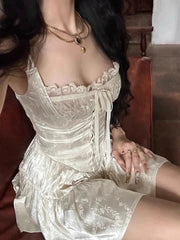 Robe courte en satin à fleurs Coquette