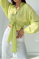 Blouse courte nouée à manches chauve-souris