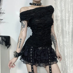 Haut court asymétrique à épaules dénudées et fronces gothiques