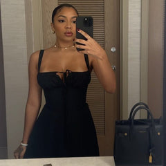 Robe décontractée élégante mi-longue à corset fendu et laçage, fendue et ornée d'un corset.