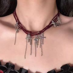 Collier ras du cou en croix rouge à perles et franges superposées style punk sombre