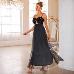 Robe longue élégante et moulante à sequins en maille, style mondain.