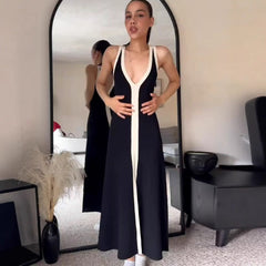 Robe Hepburn noire en maille, col V, bretelles spaghetti longues, assortie devant et dos, couleur unie.