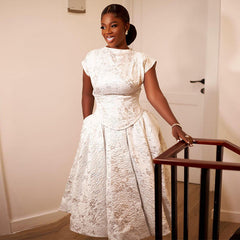 Robe élégante imprimée à taille cintrée, manches courtes, coupe trapèze, longueur mi-longue