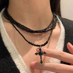 Collier à perles multiples, style punk sombre et cool, avec croix et pendentif clavicule.