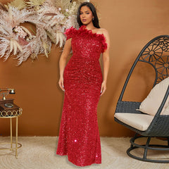 Robe de soirée maxi noire à paillettes, plumes et sequins pour