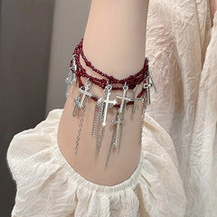 Collier ras du cou en croix rouge à perles et franges superposées style punk sombre