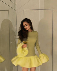 Robe courte bouffante en maille stretch douce, manches longues à volants et coutures cloche