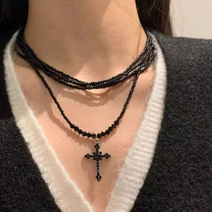 Collier à perles multiples, style punk sombre et cool, avec croix et pendentif clavicule.