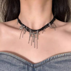 Collier ras du cou en croix rouge à perles et franges superposées style punk sombre