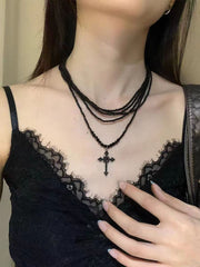 Collier à perles multiples, style punk sombre et cool, avec croix et pendentif clavicule.