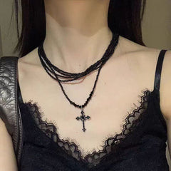 Collier à perles multiples, style punk sombre et cool, avec croix et pendentif clavicule.