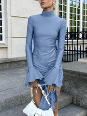 Robe courte à col roulé noué sur le devant