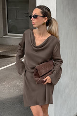 Robe midi cintrée à manches longues et col bénitier