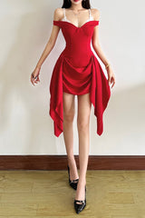 Robe de soirée asymétrique à bretelles spaghetti et empiècements de dentelle froncée.