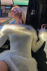 Robe moulante mini à épaules dénudées et bordure en fausse fourrure