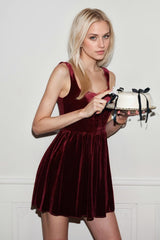 Robe de soirée glamour en velours bordeaux, sexy et moulante