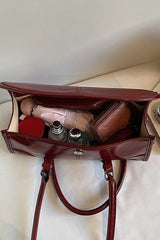 Sac à main long rétro en cuir ciré, élégant, porté épaule ou sous le bras, idéal pour les trajets quotidiens.